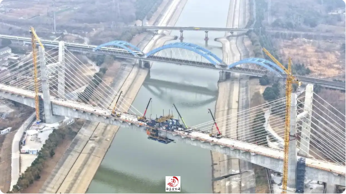 沪宁合高铁六合特大桥跨马汊河斜拉桥成功合拢